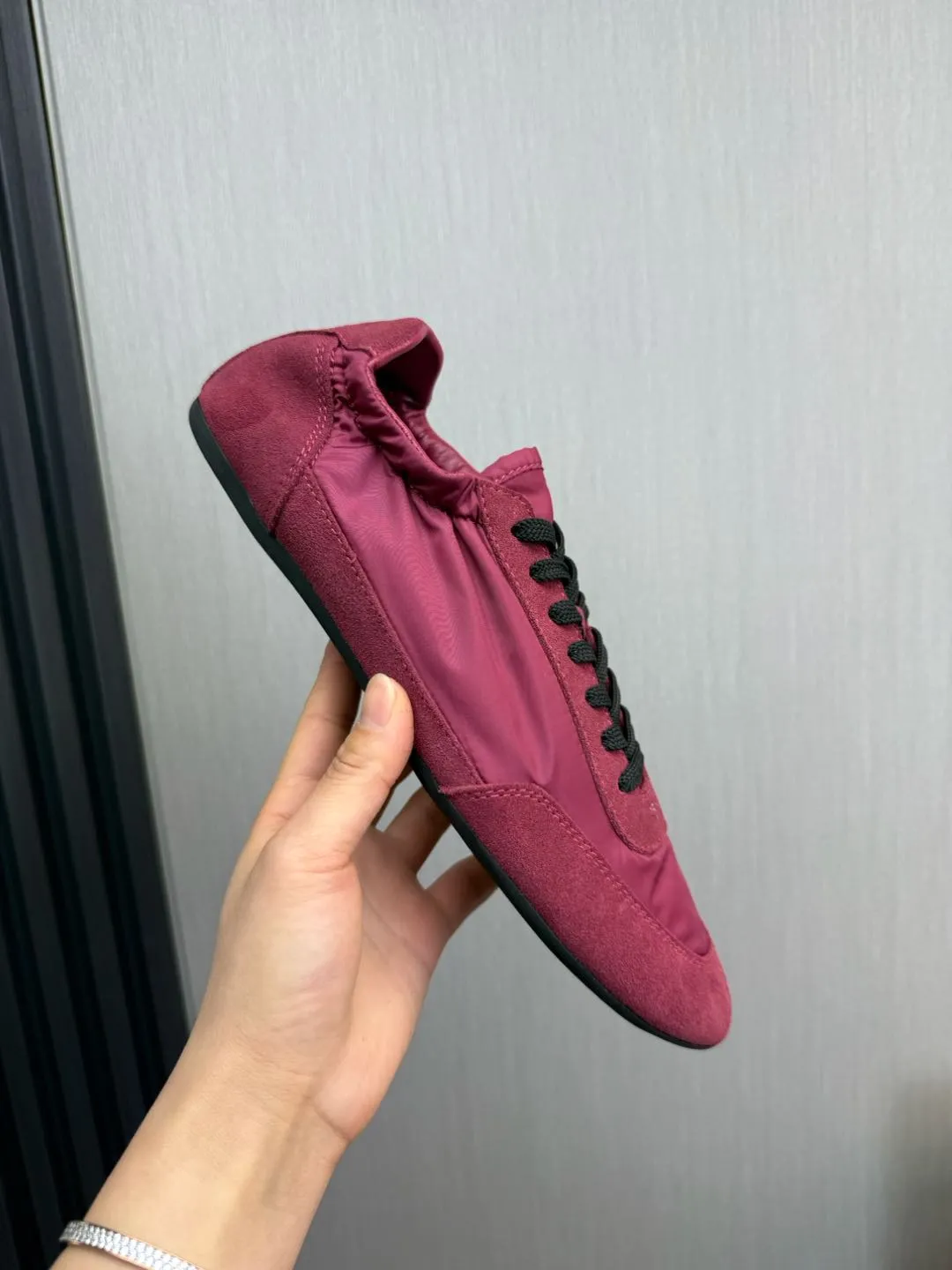 Men's Shoes💰500💰Men's PRADA 2025 Early Spring Collapse New Sports Shoes Moral Training Shoes Collapse's name comes from the fact that it can be easily put on and taken off with bare hands ~ The light and comfortable features create a more relaxed and casual look, and the side elastic design can be worn twice! Super comfortable catwalk sneakers, as thin and light as ballet slippers, as comfortable as sneakers, comfortable and super light on the feet. Fabric: frosted cowhide leather spliced ​​with nylon cloth, cowhide foot pads, men's size 38-45